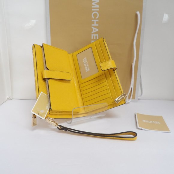 COPY - Michael Kors Jet Set -Pebble Leather Ph Wristlet - Picture 5 of 16